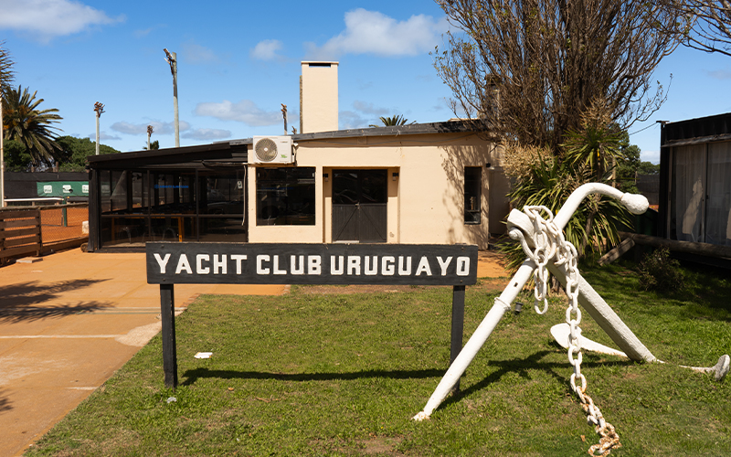 yacht club uruguayo salon barlovento